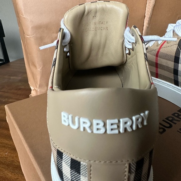 Burberry women’s shoe size 6 (UK 4) - Picture 4 of 9